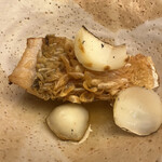 日本料理 太月 - 量少なめコース２３１００円。甘鯛松笠焼。じっくり焼き上げた甘鯛は、パリパリ鱗、脂、しっとりした身と三位一体ですよ