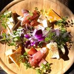 Assorted raw ham and cheese   生ハムとチーズ盛合せ