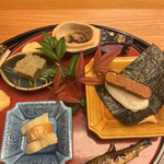 日本料理 太月 - 量少なめコース２３１００円。海鼠酢、唐墨餅、あん肝、モロコ、子持ち昆布、慈姑チップス。大好物の唐墨餅。最高です！