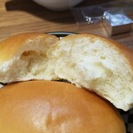 キッチン ブルー グローブ - ロールパンをカット