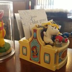 キッチン ブルー グローブ - オブジェの後ろには