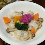 キッチン ブルー グローブ - 彩鮮やか、トリュフ香る鶏もも肉のフリカッセ