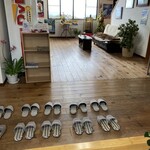 民宿・レストランとみ - 民宿入口　レストランは右手奥の階段を2階へ上がります