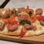 マル イ ティエラ - ソーセージとトマトのコカ