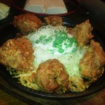 個室居酒屋 にっぽん市 - 「にっぽん市」の鉄板唐揚げ(650円)