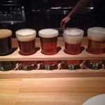 ファウセッツ - テイスティングセット。1500円。ハウスビールから5種類がセレクトされている。