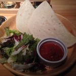 ファウセッツ - 宮崎産ハーブ鶏のオリジナルロティサリーチキン についてくるトルティーヤ