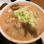 吉田とん汁店 - 魚粉がかかっています