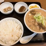 吉田とん汁店 - 豚汁には魚粉