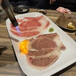 Yonjuunanatodoufukennonihonshu Seizoroi Fujikishouten - 霜降り和牛の炙り肉