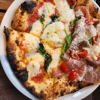 ピッツェリア&トラットリア ゴンゾ 目黒店 - マルゲリータ、生ハムのピザのハーフ&ハーフ ハイレベルで美味しい。マルゲリータは1枚で頼んでも良かったかも。ベビーフレンドリーな店員さんでありがたい！芸能人も利用しているよう。