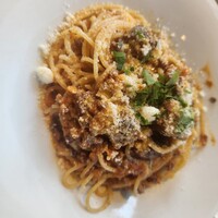 ピッツェリア&トラットリア ゴンゾ 目黒店 - ボロネーゼ お肉たっぷりです。パスタは少しザラつきます。ピザの方がおすすめです。店内入口に薪が積んであってわくわくします。店内の雰囲気も素敵です。