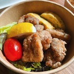 カフェアンドショップ イチナナサンゴ - 週替りメニュー（稲荷寿司柚子風味とから揚げ）