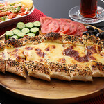 AZEL RESTAURANT&BAR - チーズの船形ピザ