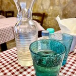 Paglionico Osteria dal 1870 - vino bianco della casa はカラフェで　甘さ控えめで料理によく合います