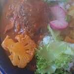 227740159 - アツアツの湯気に包まれた肉々しいハンバーグのカレー♪