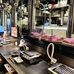 カウンター焼肉 肉松 - ショーケースに並ぶ本日の黒毛和牛