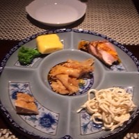 蜀郷香 - 右上から、鯛と南瓜の蒸し物  自家製焼豚  中国豆腐のハムスープ煮 四川風あん肝、  中…蜂の巣