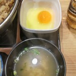 Yoshinoya - みそ汁と玉子
