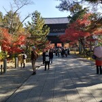 ブルーボトルコーヒー - 南禅寺の入口正面から。あらためて見るととても立派ですね。南禅寺、今年の「そうだ、京都行こう」キャンペーンの広告に使われてたんですね、帰りに品川駅に着いてから初めて知りました笑