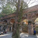 ブルーボトルコーヒー - 敷地内の水道橋。