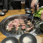 ヨプの王豚塩焼×マイマイチキン 赤坂店 - 店員さんが切ってくれる♪