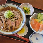 Akahige Sakura Ya - ◆サービスランチ ◇肉そば(冷)◇ミニサーモン丼◇小鉢