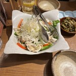 Kyuushuu No Umakamon Umakazake Kusuo - 私が風邪気味だったので、気を利かせて頼んでくれたネギ沢山のぶたシャブサラダ。当然、美味しいです。