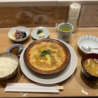 新宿割烹 中嶋 - ご飯はピッカピカで甘味があって美味い。ゆずの香りん纏った漬け物も美味い。残念なのは出汁の味が薄い味噌汁。