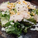 串焼 さくら - 信玄鶏むね肉と温玉のシーザーサラダ600円