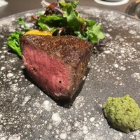 佐賀牛 Sagaya 銀座 - 佐賀牛赤身ステーキ 無農薬サラダと共に