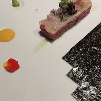 佐賀牛 Sagaya 銀座 - 佐賀牛内もも肉の昆布〆めタルタル仕立て（甘海老とホタテ）
                      ウニソース、わさび、サハラ砂漠の塩
