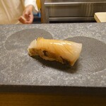 寿司 松岡 - 皮が藁で炙られていて燻製っぽい香りと
      香ばしさがいい感じ♪
      
      これもとろける濃厚な熟成の旨味が
      じんわりとやってきて
      その旨味が舌にずっと残る幸せな味わい