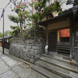 昔ながらの情緒漂う石塀小路にひっそりと佇む隠れ家