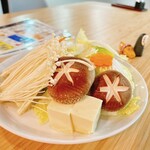 MOTSUTATSU - こちらは、お皿に乗りきらないセットの野菜
      (2人前ですからね)