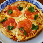 アデリータ - ピザサラダセット：ピザ（トマトとバジリコ）