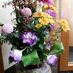 柚 - お店の入り口には綺麗なお花が飾られています。