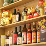 溢香園 - 棚には色んなお酒が並んでいます。