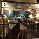 Maru - 温かみのある店内