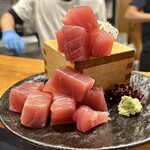 マグロと炉端 成る - 名物！マグロぶつてんこ盛り