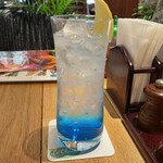 La Ohana - 【マリンレモネードソーダ】味3.3
            底は甘いのでかき混ぜてから飲みましょう。
            炭酸強めで、氷が多い。スッキリとしていて「爽やかな」テイストです。
            甘いものとは良く合いそうです。