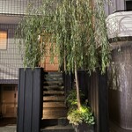 樋口 - 店エントランス、階下の蕎麦屋『手打蕎麦 松永』こちらも親類との事。