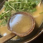 一二三屋 - 味噌は、すりおろしたリンゴを隠し味に…ニンニクや生姜など加えられていて、かなり手の込んだ濃厚味噌♪
      最後まで熱が逃げない工夫も！
      幸せになれる最高な一杯♪
      極ウマ♡