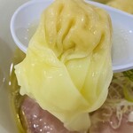 NAGASHARI - ジューシーな鶏挽き肉ワンタン、てるてる坊主な感じで可愛らしくて特徴的♫