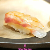 花暦 - 鯛：身はしっかりとし優しい味わいが感じられ、鯛の特長を引き出した一品。