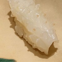 花暦 - 剣先イカ：剣先イカの風味と柑橘の香りが絶妙にマッチし、口の中で広がる美味しさは格別。