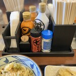 丸亀製麺 - 調味料たくさん