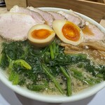 ラーメンみなみ - チャーシュー背脂中華+味玉+追加ほうれん草