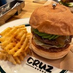 CRUZ BURGERS & CRAFT BEERS - アボガドチーズバーガー