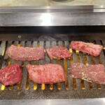 焼肉車 - 手前左から、ハラミ、カルビ、ハツ塩。ビールを飲みながら、この景色とパチパチ音のBGM♪